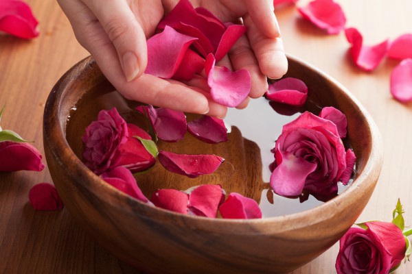 Hướng dẫn cách chăm sóc da với nước hoa hồng