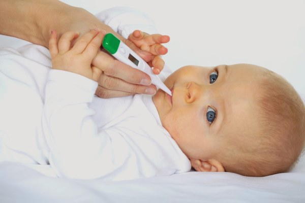 Cách điều trị tại nhà khi bé bị sốt