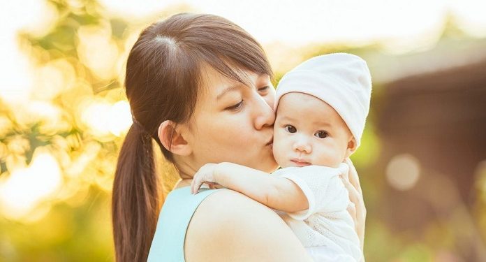 4 cách tắm nắng cho trẻ sơ sinh vào mùa đông các mẹ nên nhớ