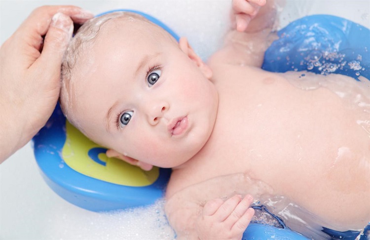 Nên tắm cho trẻ sơ sinh bằng gì là tốt nhất và an toàn?