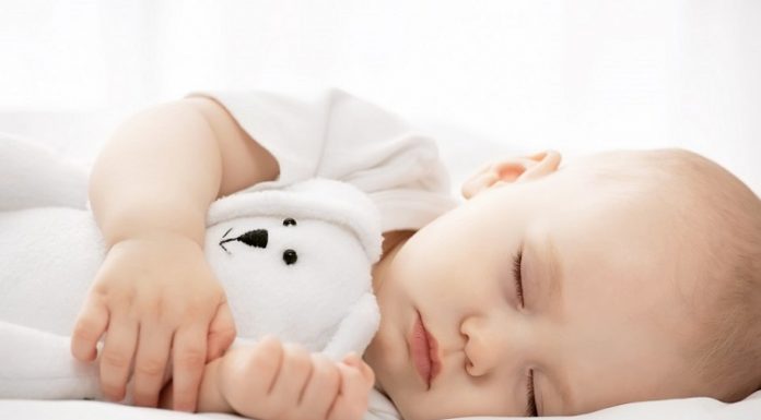 Trẻ sơ sinh ngủ hay giật mình và không sâu giấc phải làm sao?   